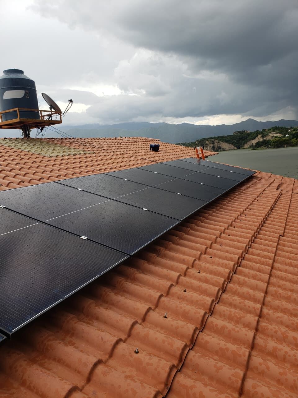 Paneles solares sobre techo de teja