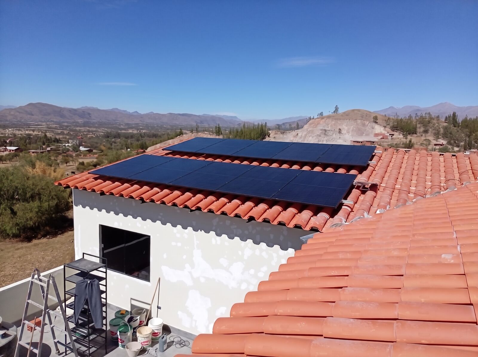 Paneles solares sobre techo de teja con vista al valle de Tarija