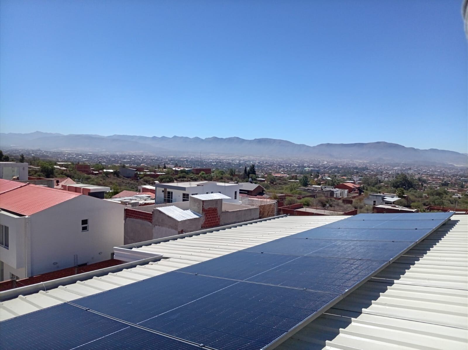 Instalación fotovoltaica sobre techo metálico