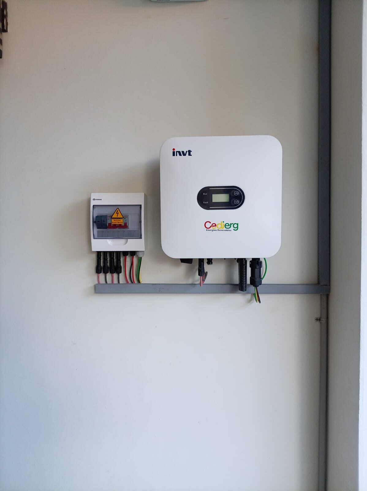 Inversor INVT y tablero instalados por CEDIERG
