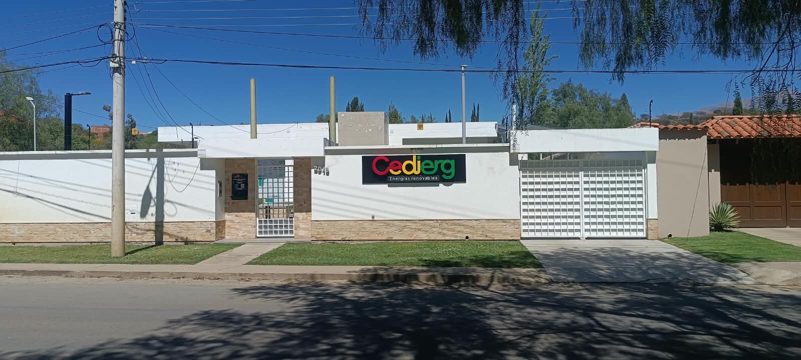 Frente de la oficina de CEDIERG en Tarija, con el cartel de la empresa