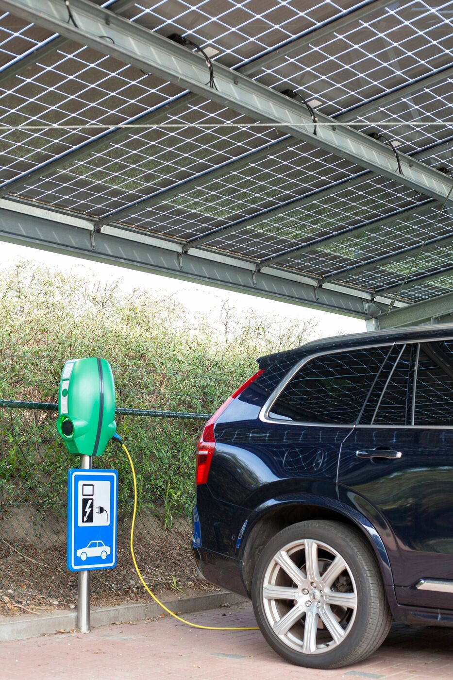 Electrolinera solar cargando un auto eléctrico
