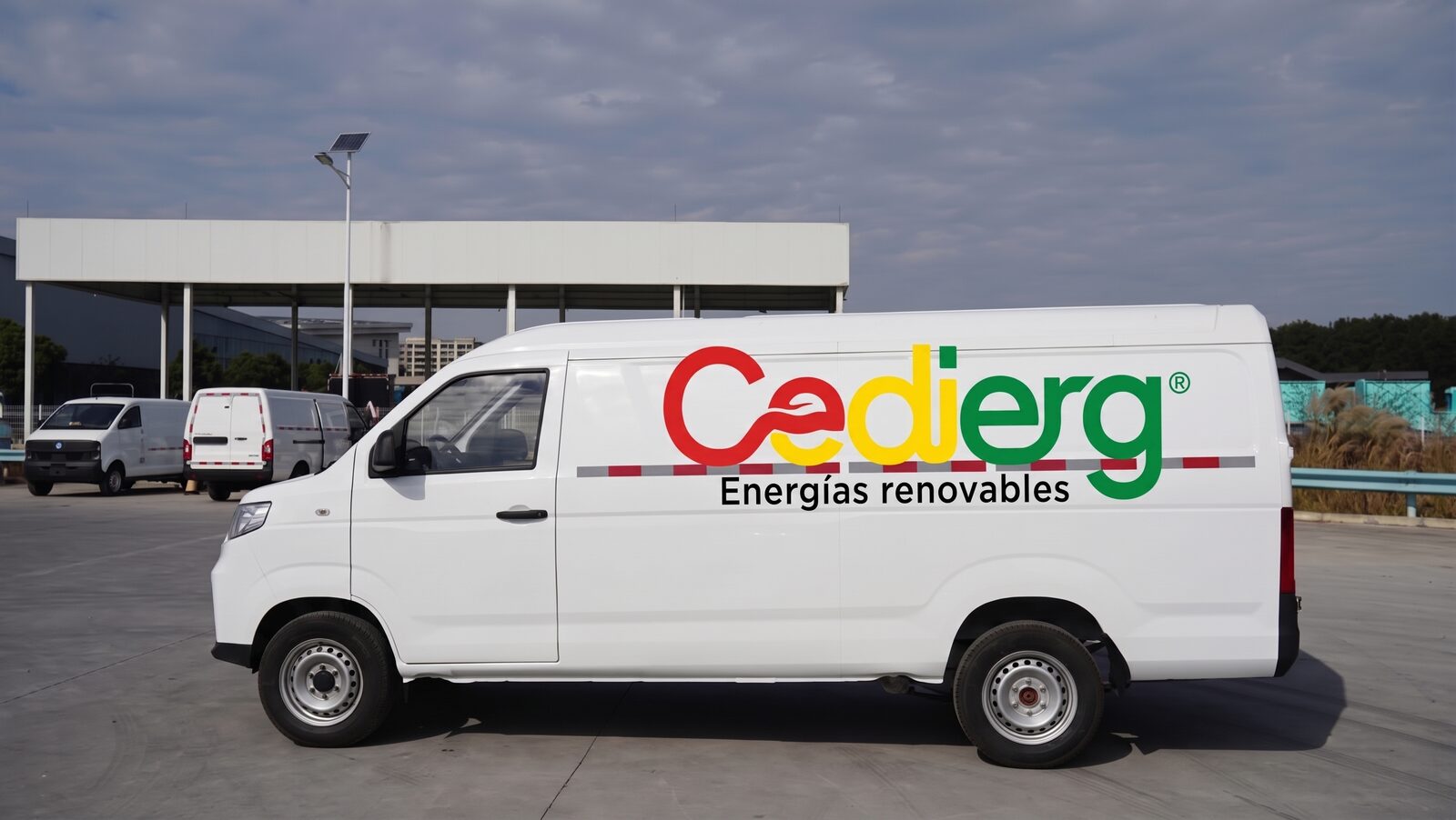 Furgoneta eléctrica con la marca CEDIERG
