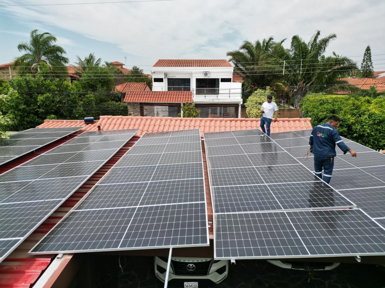 Planta fotovoltaica sobre estructura metálica con técnicos de CEDIERG