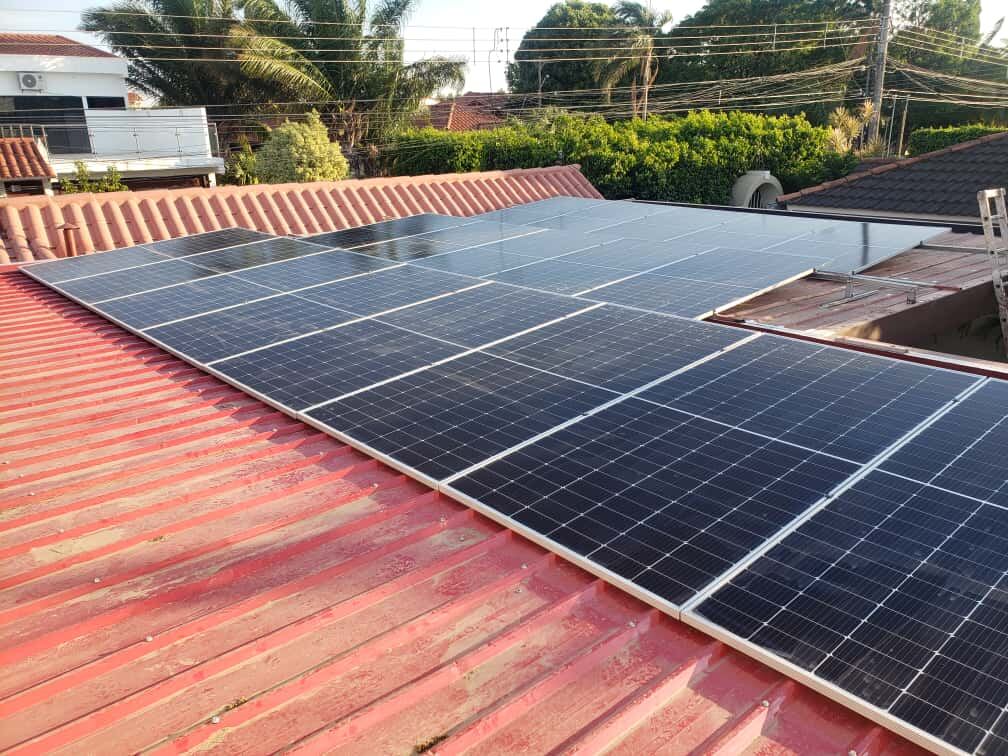 Sistema fotovoltaico sobre techo de teja