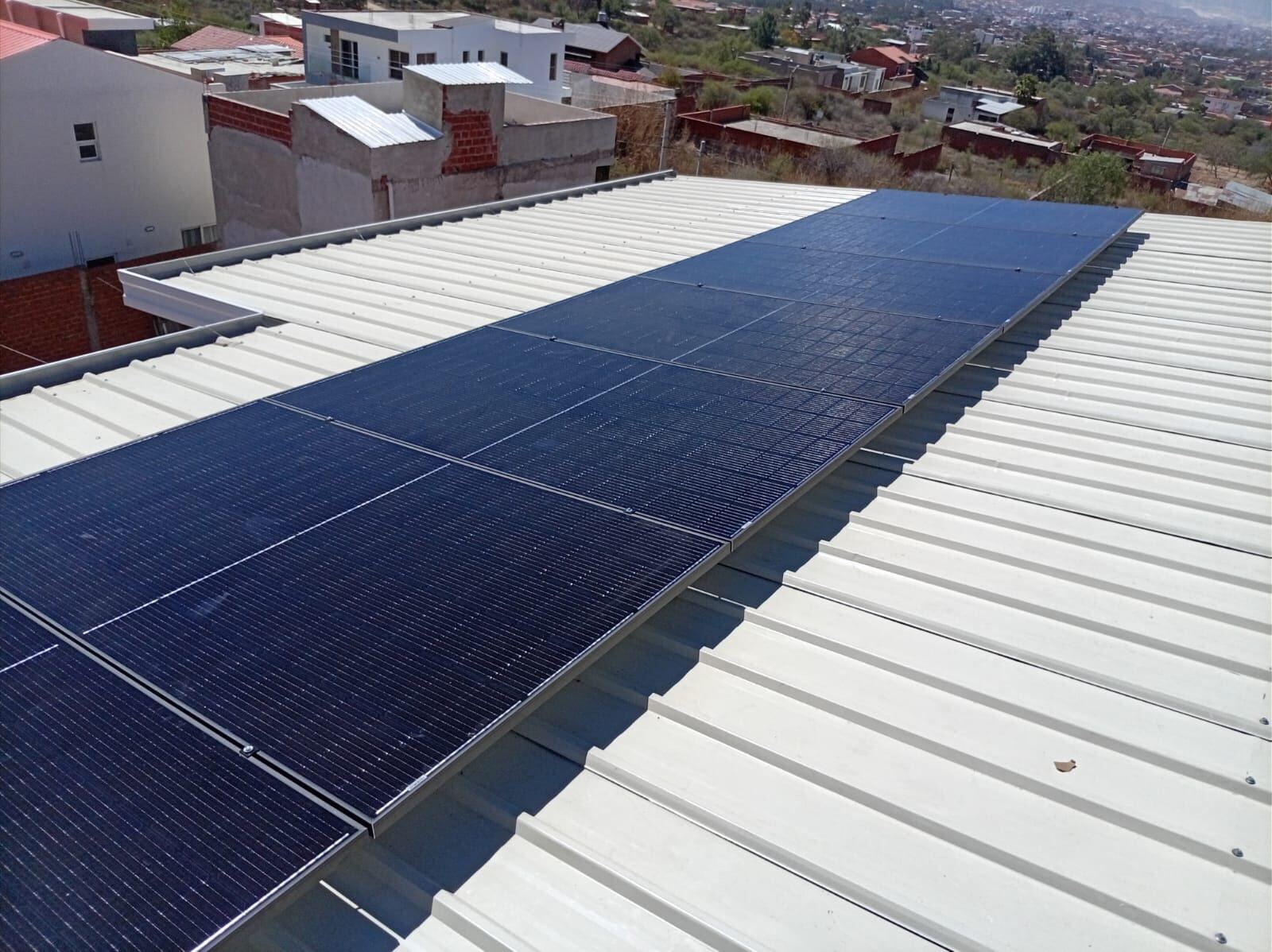 Módulos solares sobre cubierta metálica industrial