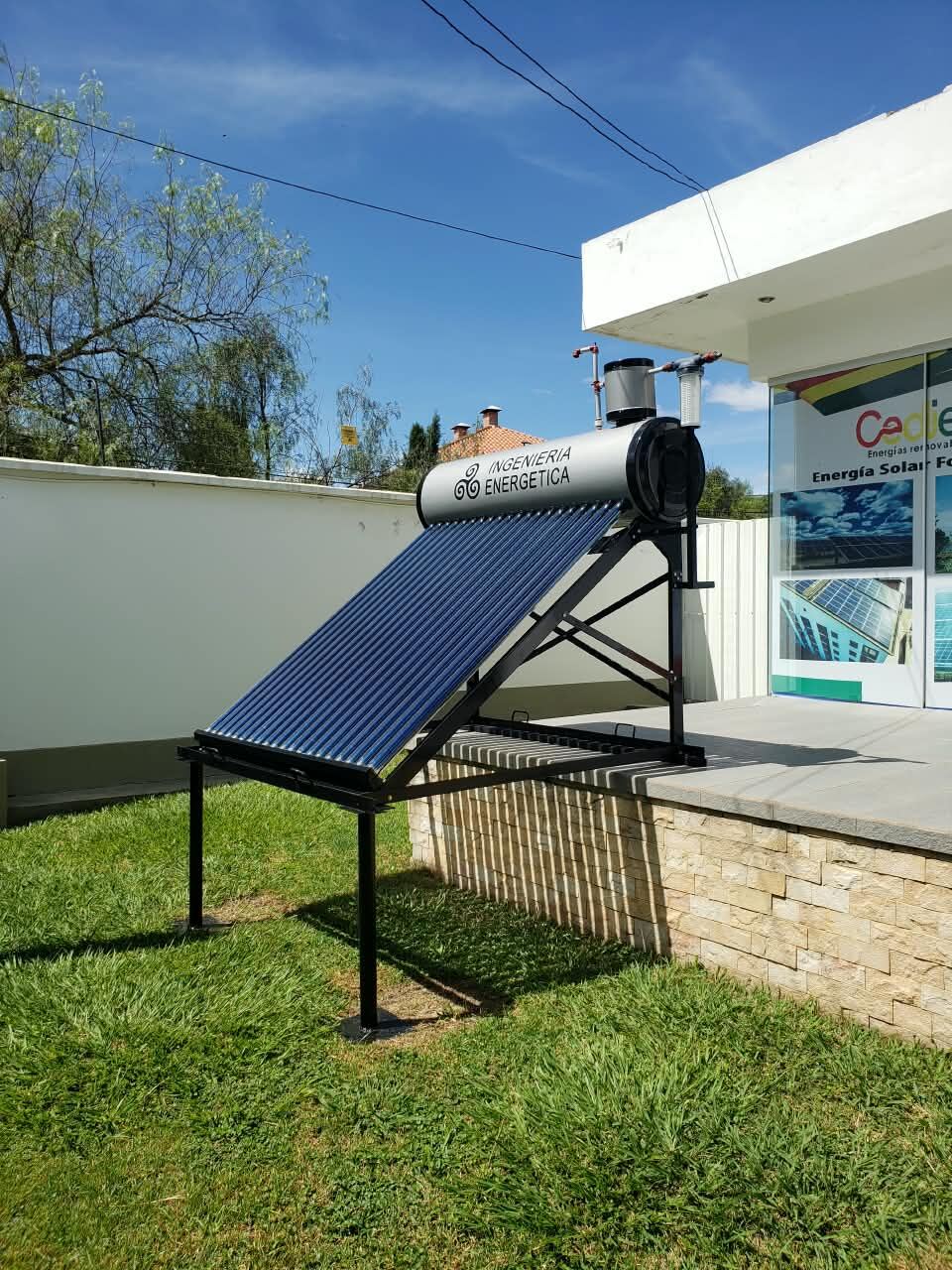 Termotanque solar instalado en la oficina de CEDIERG